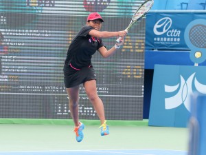 Lee Pei-Chi in action against Venus Williams in the first round of the Taiwan Open; photo credit Taiwan Open