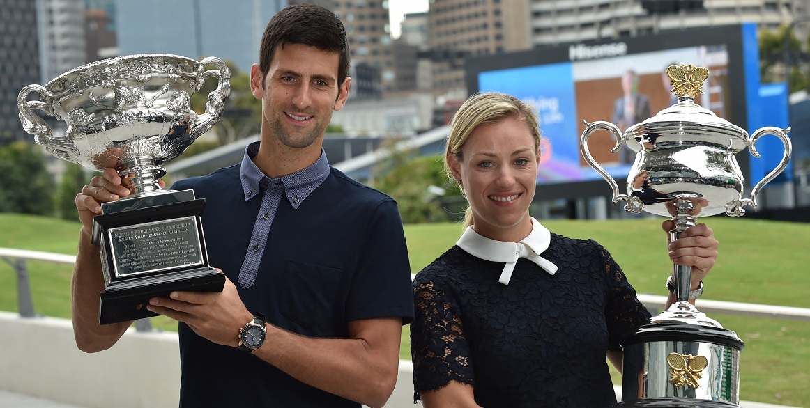 træfning Henfald ekskrementer Reigning Australian Open champions Angelique Kerber and Novak Djokovic  carry the trophies ahead of the tournament draw ceremony in Melbourne. |  Tennismash