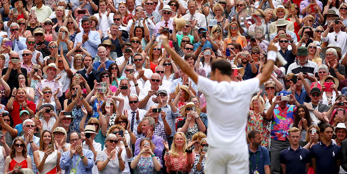 Roger-Federer-Wimbledon-crowd.jpg
