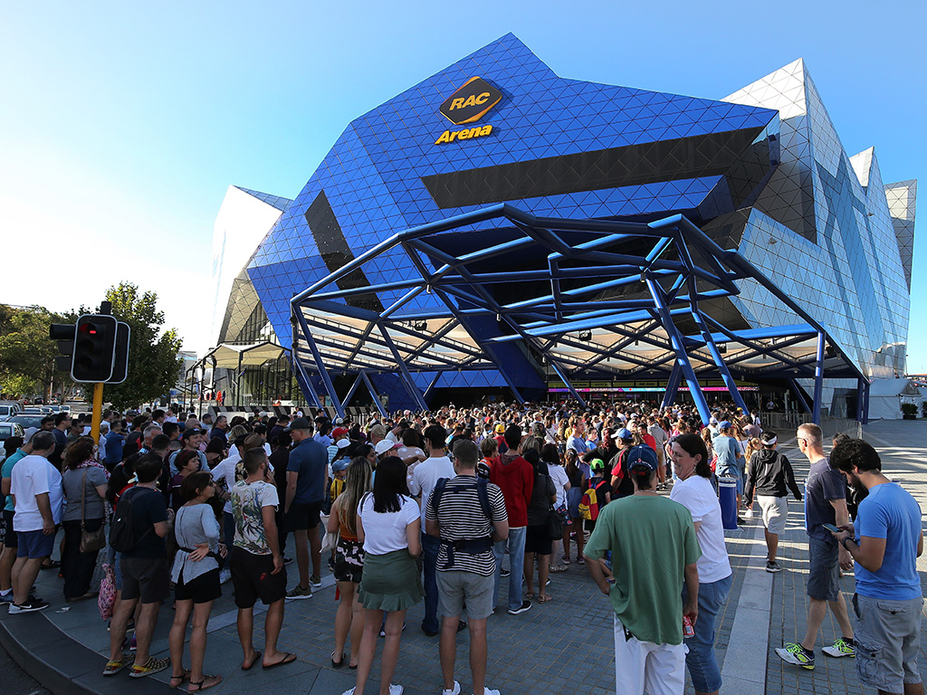 Fans queue at Perth Arena ahead of Roger Federer's Hopman Cup practice session with David Ferrer (Getty Images)