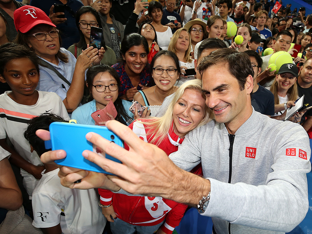 Fans meet Roger Federer following the Swiss's Hopman Cup practice session at Perth Arena (Getty Images)