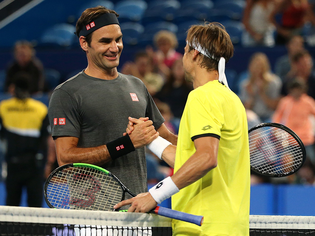 Roger Federer (L) shakes hands with David Ferrer following their Hopman Cup practice session at Perth Arena (Getty Images)