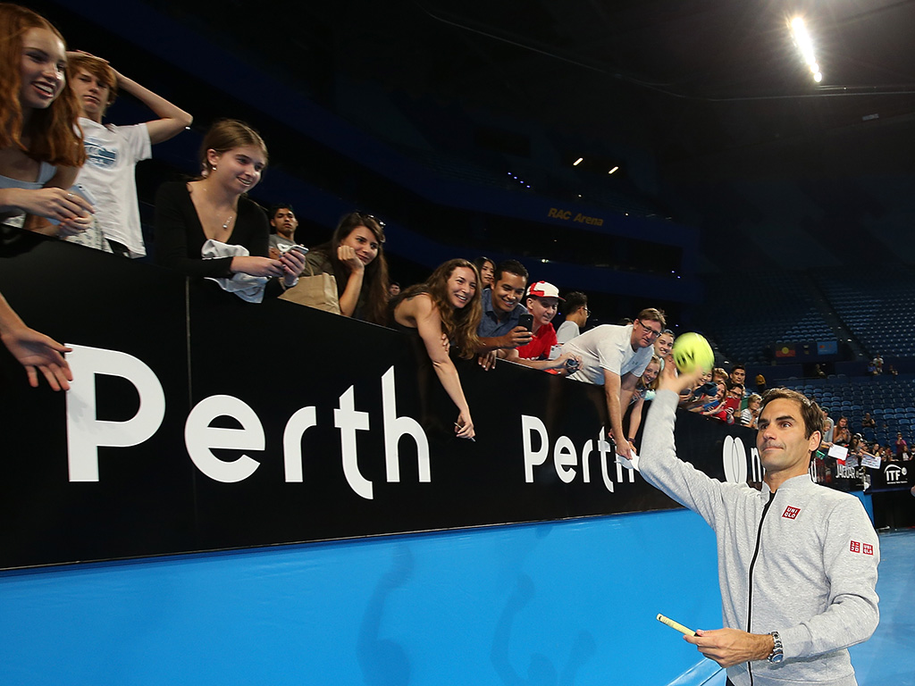 Fans meet Roger Federer following the Swiss's Hopman Cup practice session at Perth Arena (Getty Images)